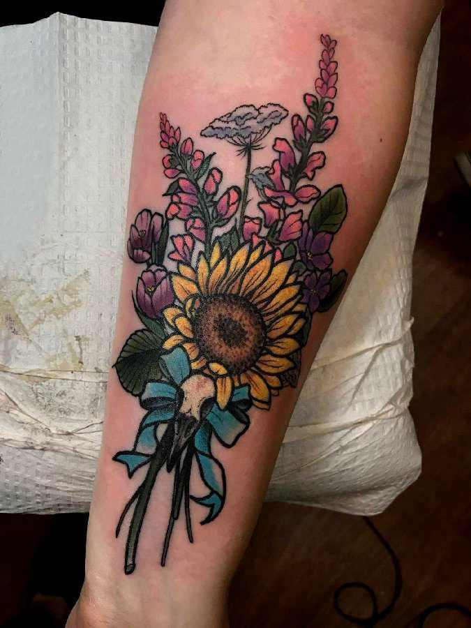 花朵纹身 男生手臂上彩色的花朵纹身图片