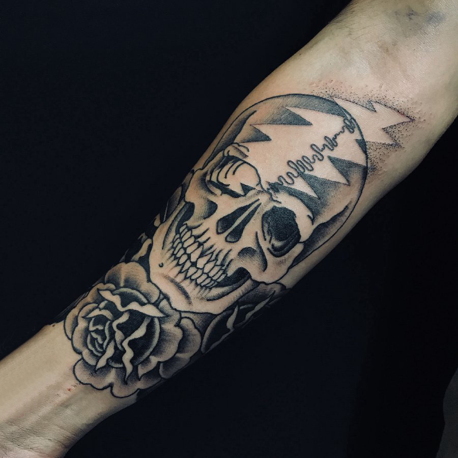 骷髅花朵纹身图案 男生手臂上黑色的花朵和骷髅纹身图片
