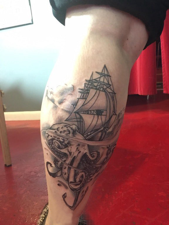 欧美小腿纹身 男生小腿上章鱼和帆船纹身图片