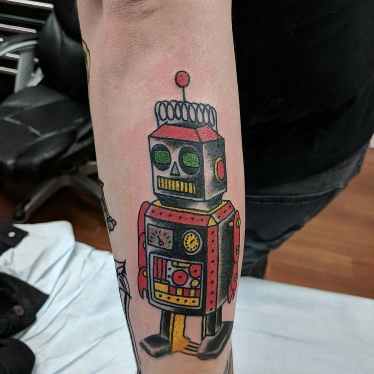 手臂纹身素材 男生手臂上彩色的机器人纹身图片