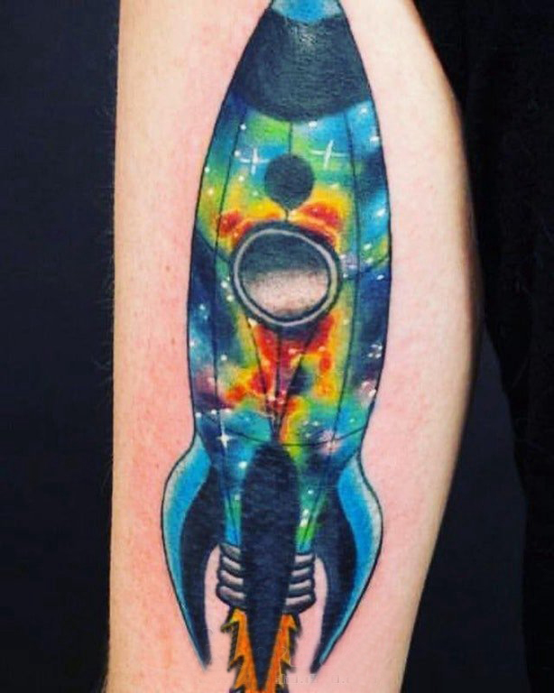 双大臂纹身 男生大臂上彩色的火箭纹身图片