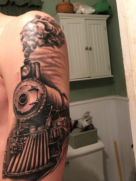 双大臂纹身 男生大臂上黑色的火车纹身图片