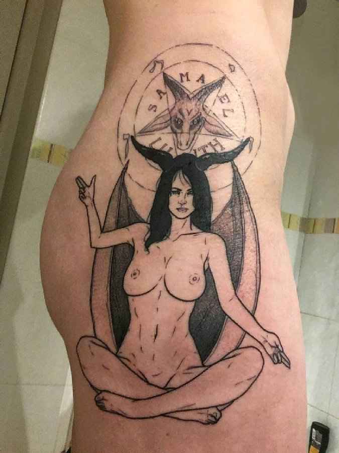 臀部纹身 女生臀部黑色的恶魔纹身图片