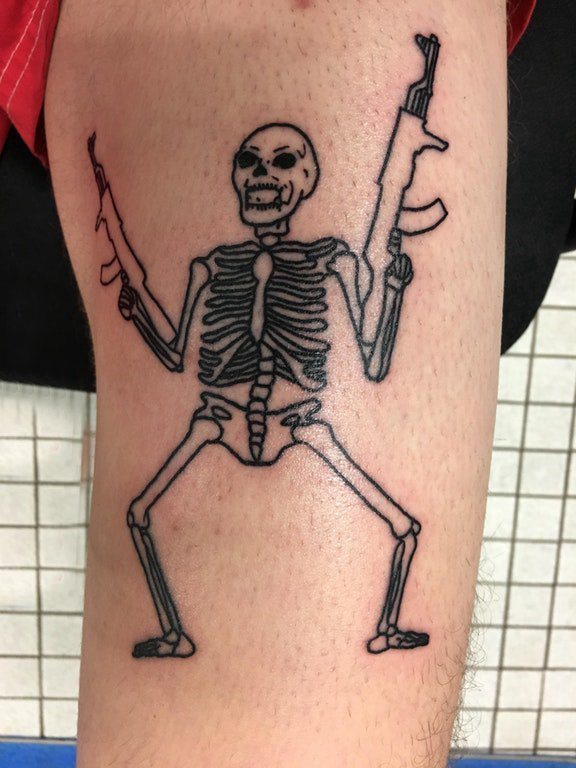纹身大腿男 男生大腿上黑色的骷髅纹身图片