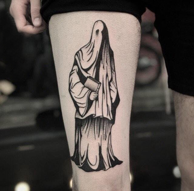 纹身大腿男 男生大腿上黑色的幽灵纹身图片