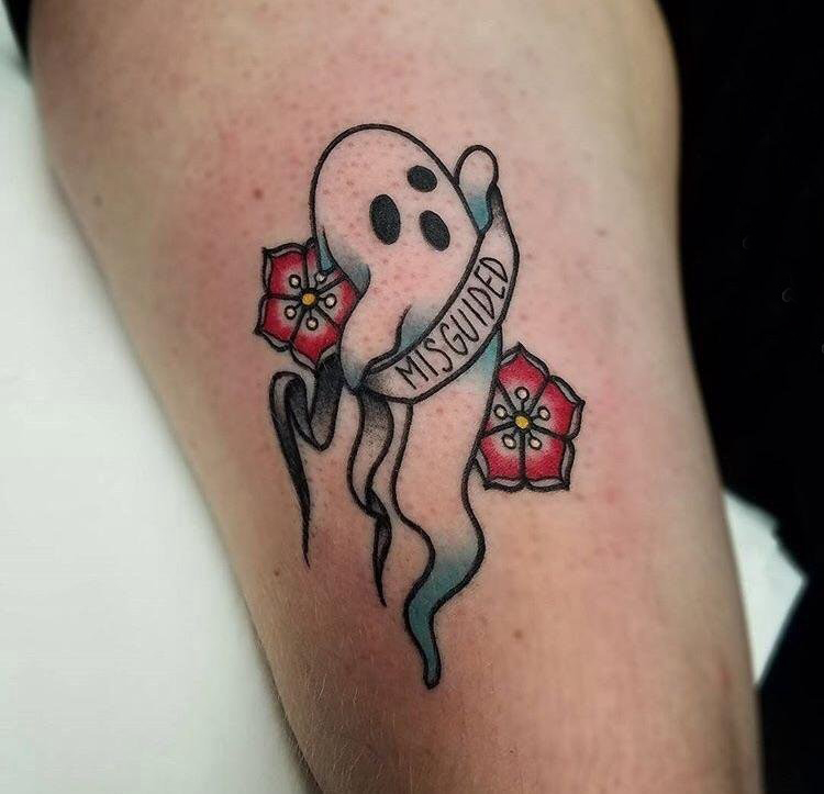 纹身大腿男 男生大腿上花朵和幽灵纹身图片