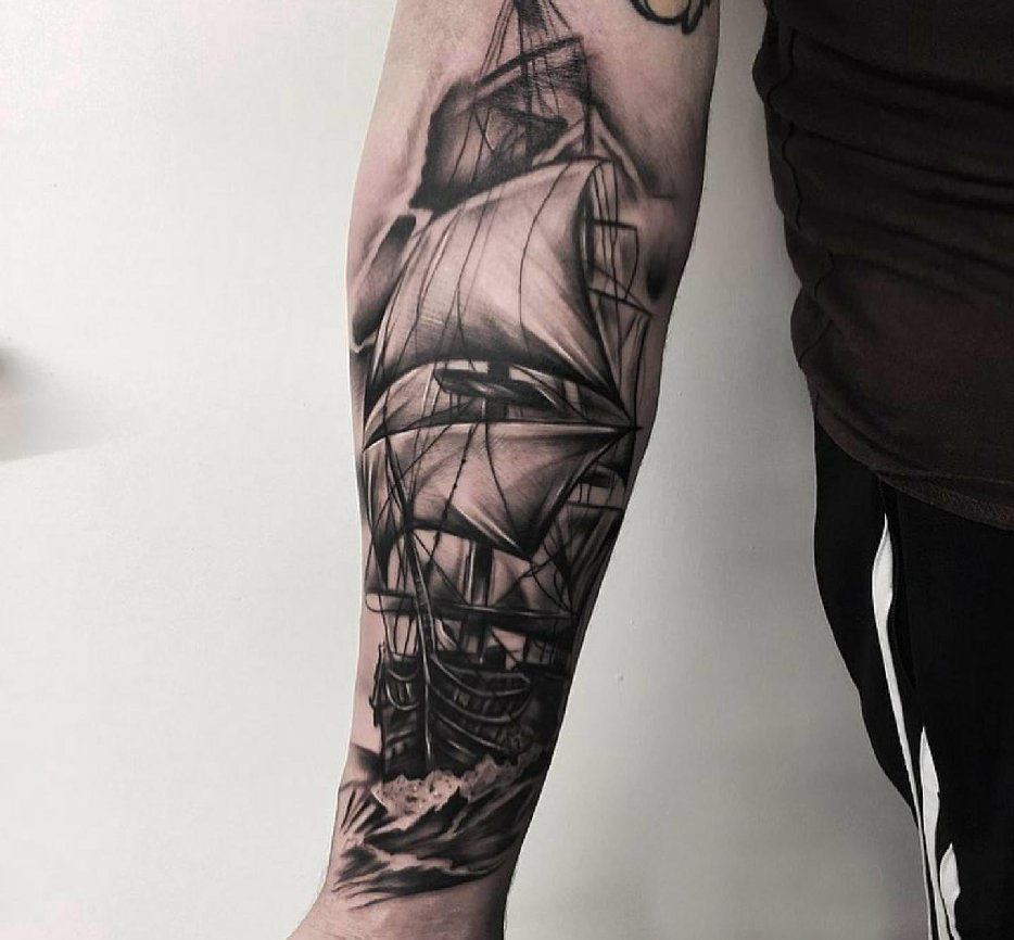 纹身点刺技巧 男生手臂上黑色的帆船纹身图片