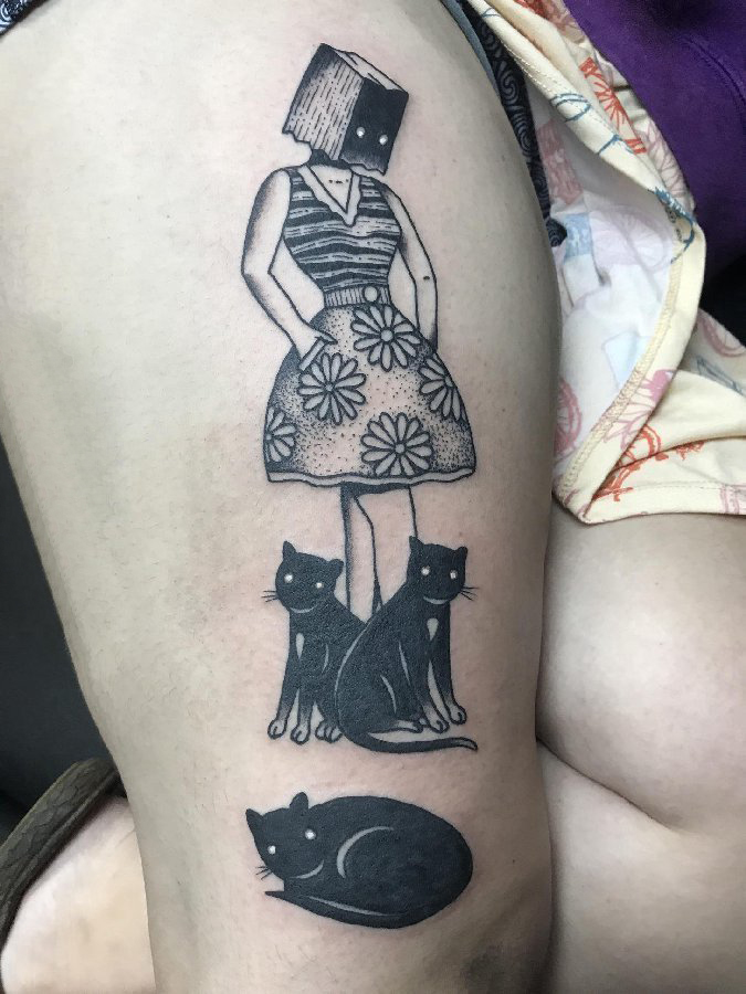 纹身黑色 女生大腿上猫咪和人物纹身图片
