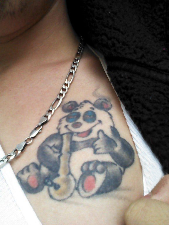 纹身卡通 男生锁骨上彩色的熊猫纹身图片