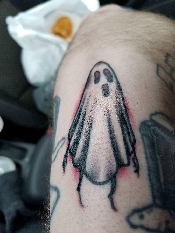 纹身卡通 男生小腿上彩色的幽灵纹身图片
