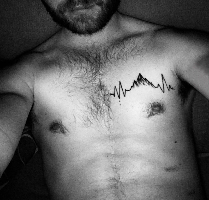 纹身胸部男 男生胸部黑色的山脉纹身图片