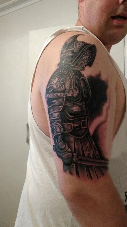 武士纹身 男生大臂上黑色的武士纹身图片