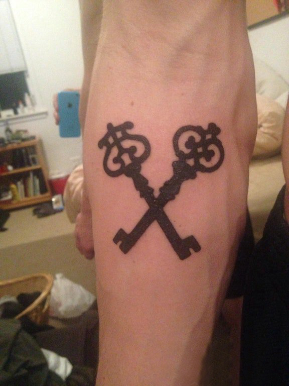 钥匙纹身图案 男生手臂上黑色的钥匙纹身图片