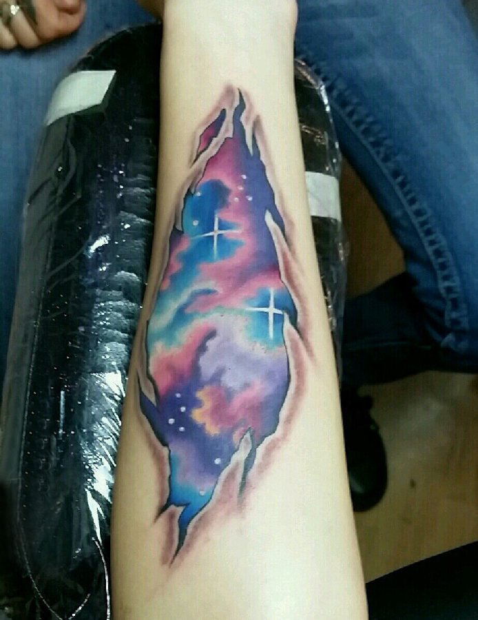 原宿星空纹身 女生手臂上彩绘的星空纹身图片