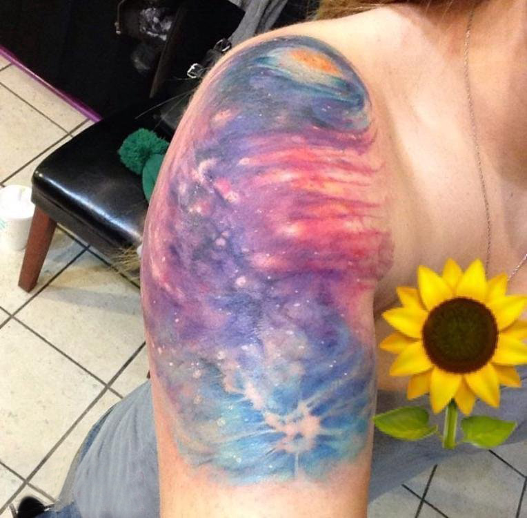 原宿星空纹身 女生手臂上彩色的星空纹身图片