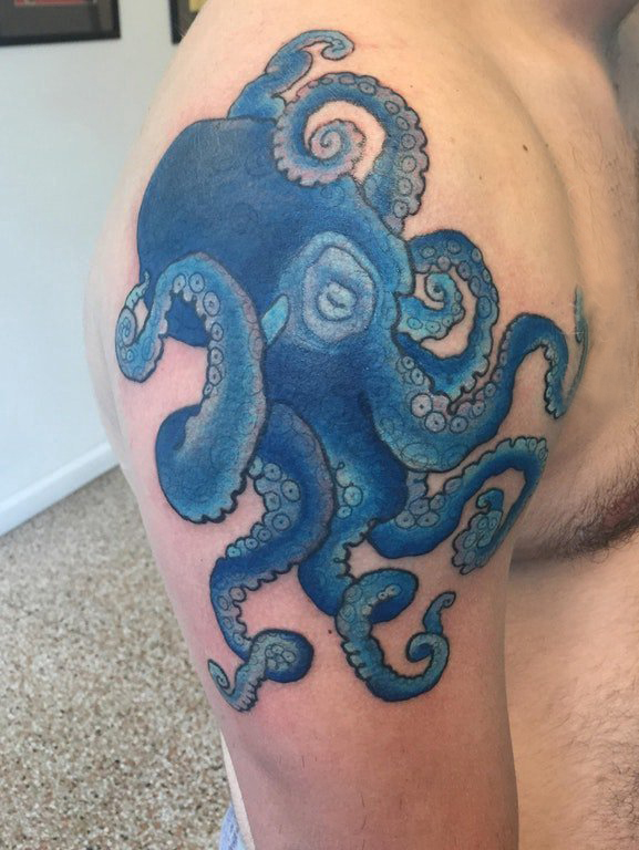 章鱼纹身简单 男生大臂上彩色的章鱼纹身图片