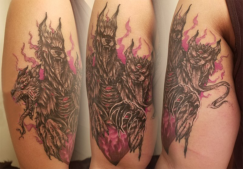 地狱三头犬纹身 男生大臂上彩色的地狱三头犬纹身图片