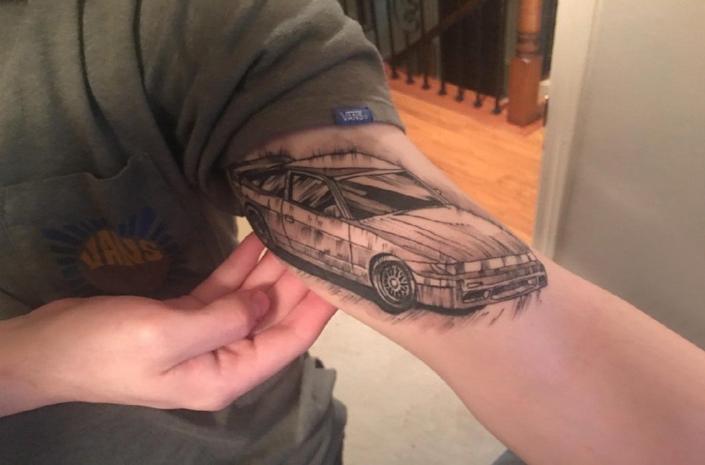 汽车纹身 男生大臂上黑色的汽车纹身图片