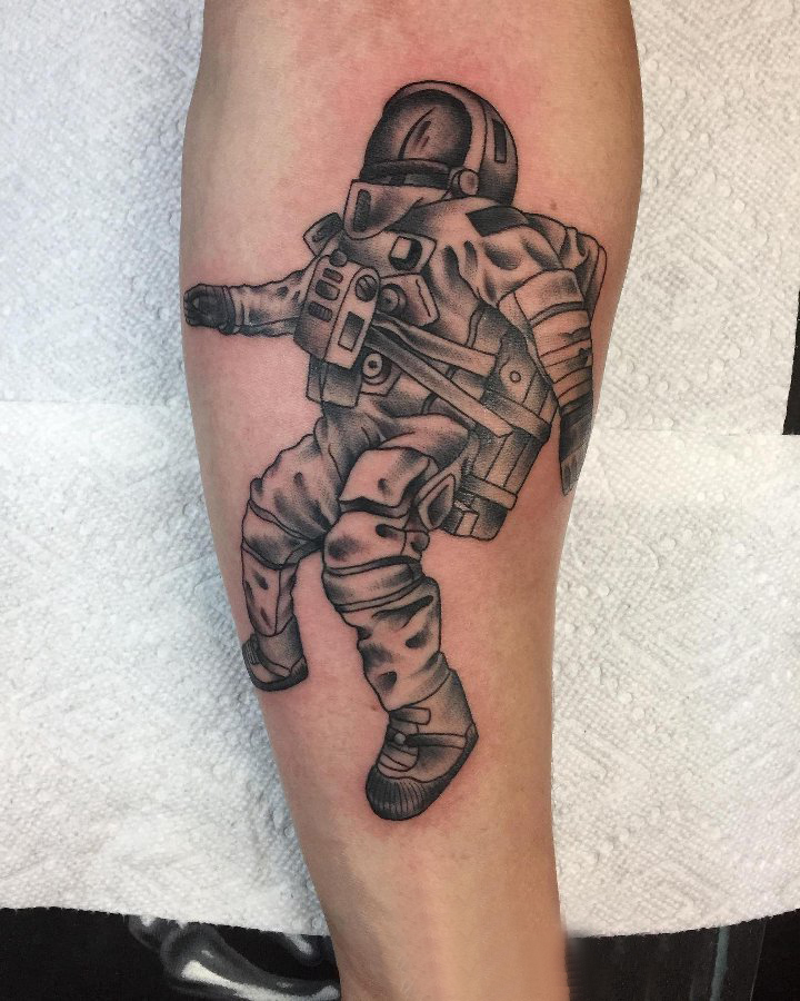 人物肖像纹身 男生手臂上创意的宇航员纹身图片