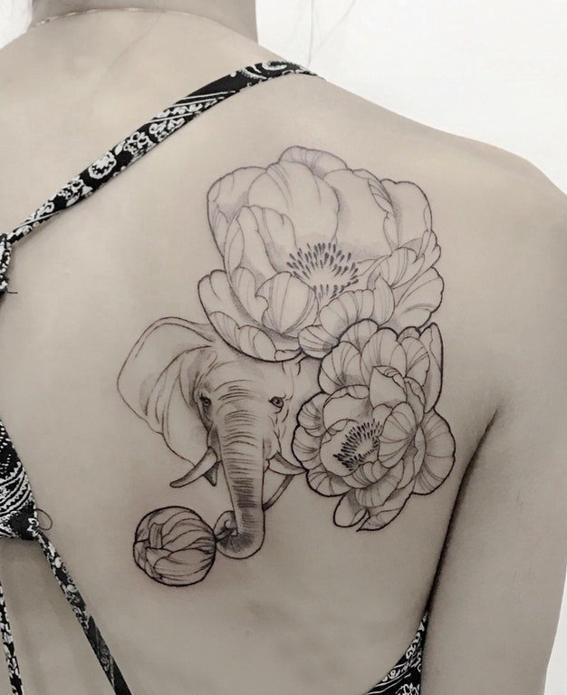纹身黑色 女生后背上花朵和大象纹身图片