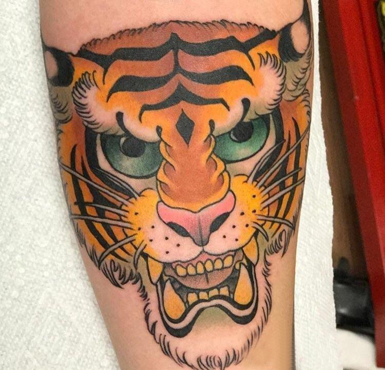 小动物纹身 男生小腿上彩色的老虎纹身图片