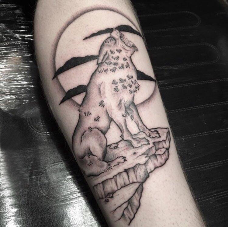百乐动物纹身 男生小腿上月亮和狼纹身图片
