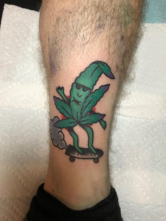 大麻叶子纹身 男生小腿上彩色的大麻叶子纹身图片