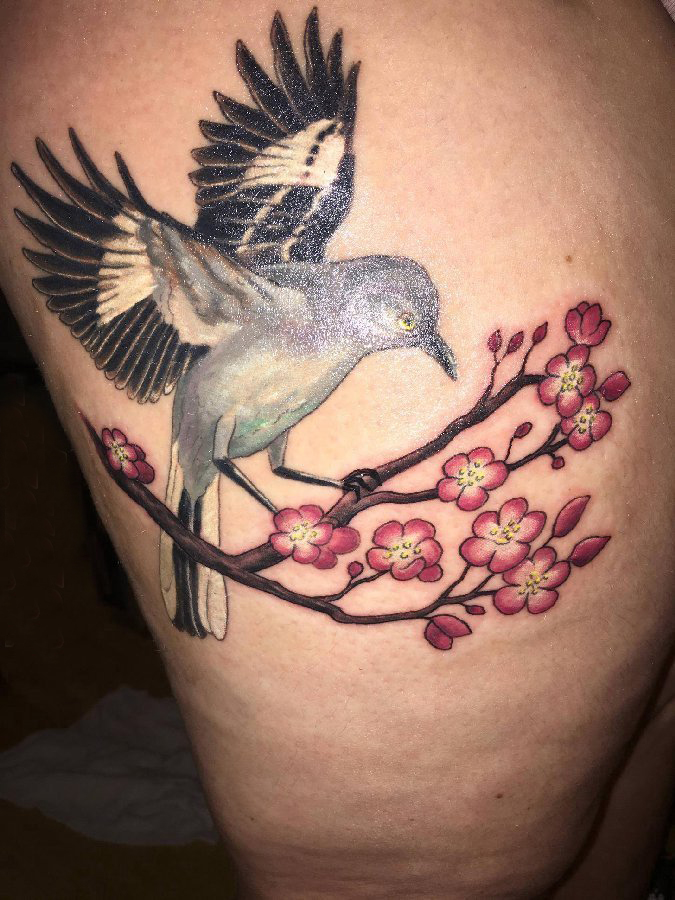 大腿纹身传统 女生大腿上梅花和鸟纹身图片