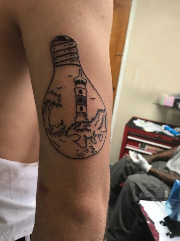 极简线条纹身 男生手臂上灯塔和灯泡纹身图片
