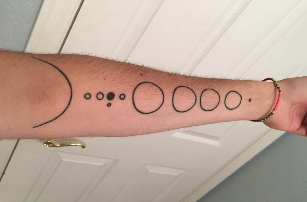 几何元素纹身 男生手臂上黑色的圆形纹身图片