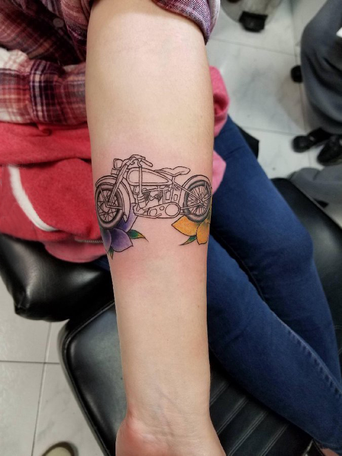 摩托车纹身 女生手臂上花朵和摩托车纹身图片