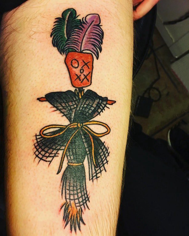 欧美小腿纹身 男生小腿上彩色的稻草人纹身图片