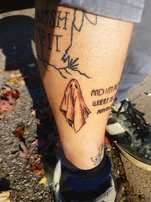 欧美小腿纹身 男生小腿上彩色的幽灵纹身图片