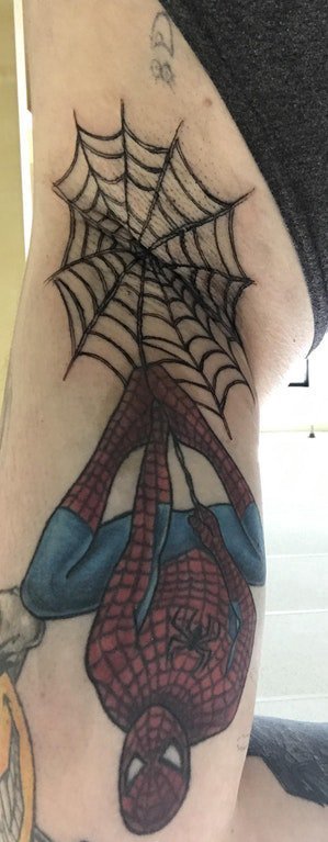 手臂纹身素材 男生手臂上蜘蛛网和蜘蛛侠纹身图片
