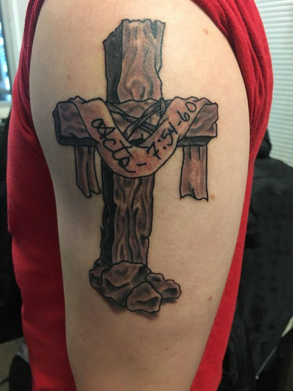 双大臂纹身 男生大臂上英文和十字架纹身图片