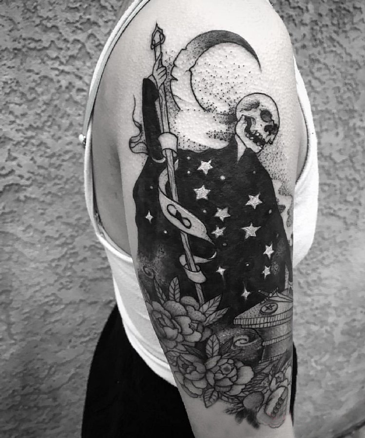 死神镰刀纹身图案 女生大臂上花朵和死神镰刀纹身图片
