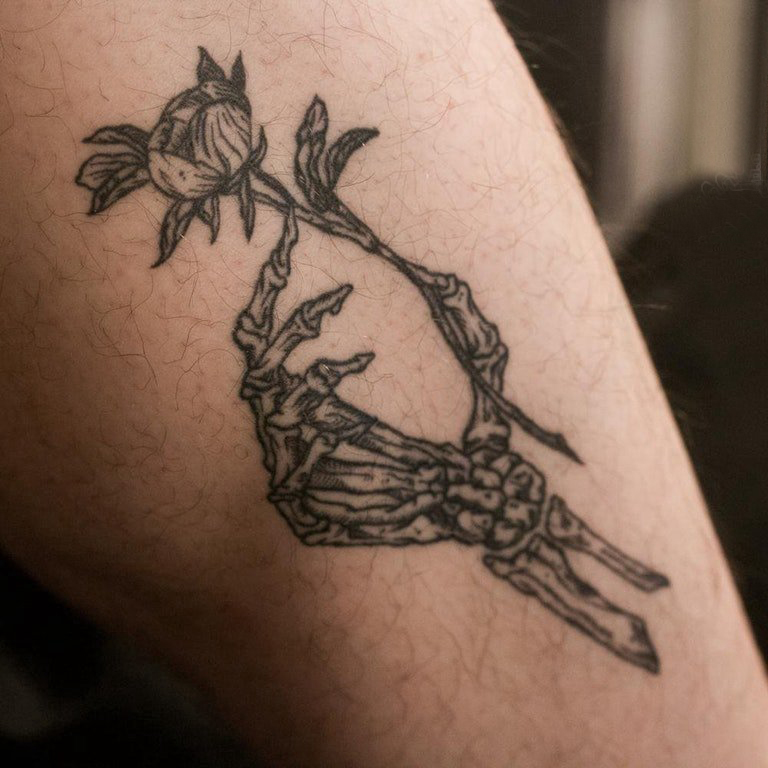 纹身大腿男 男生大腿上花朵和手指骨头纹身图片
