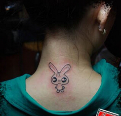 小巧可爱颈部纹身