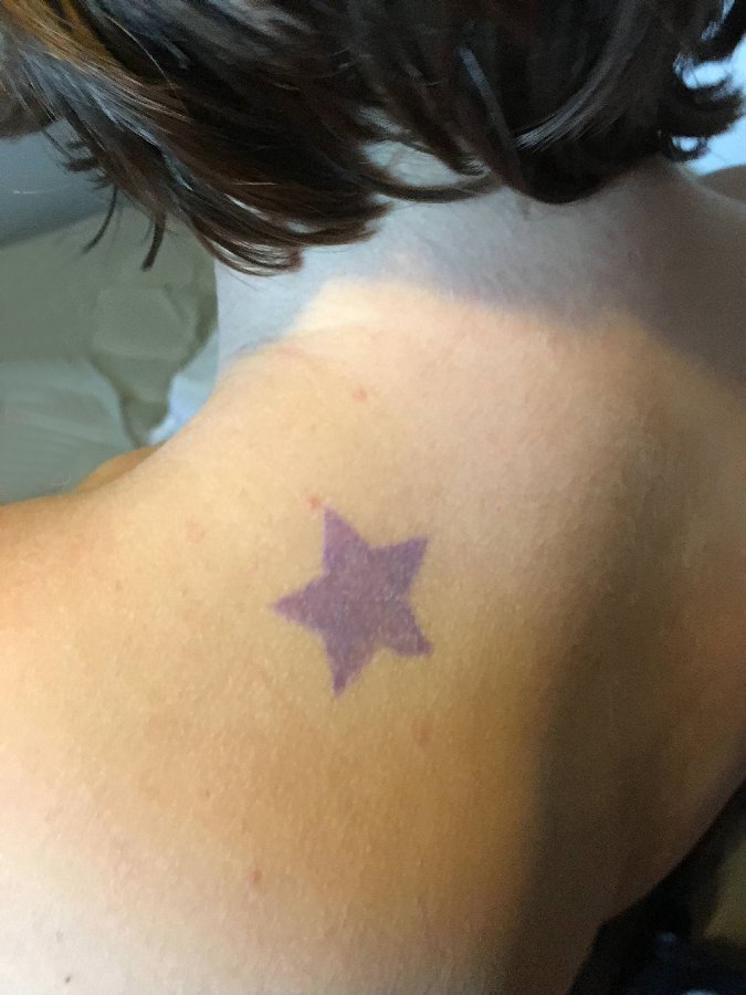 后肩纹身 女生后肩上彩色的五角星纹身图片