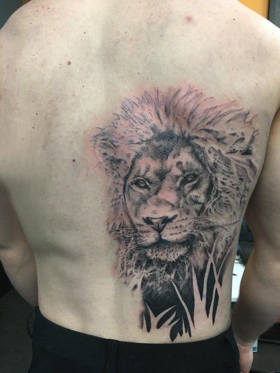 后腰纹身 男生后腰上黑色的狮子纹身图片