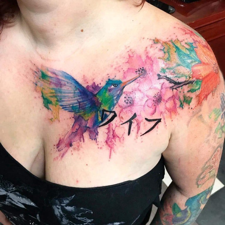 肩膀简约纹身 女生肩部花朵和蜂鸟纹身图片