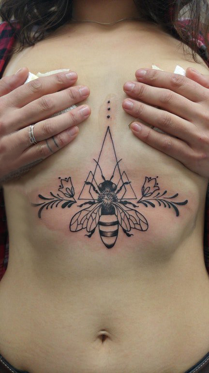 女生胸下纹身 女生胸部几何和蜜蜂纹身图片