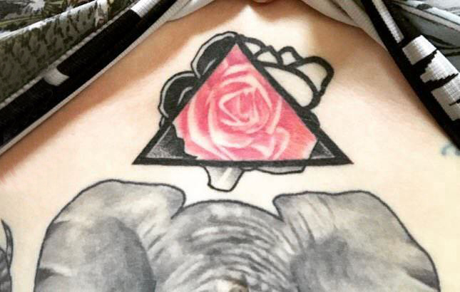 女生胸下纹身 女生胸下三角形和玫瑰纹身图片