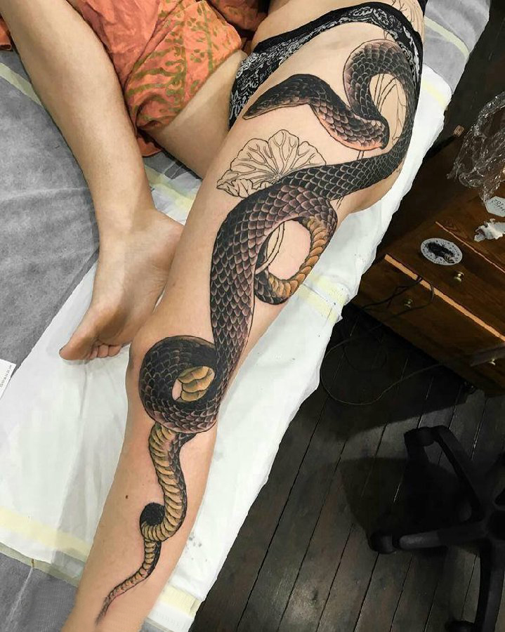 蛇纹身图片 男生大腿上蛇纹身图片