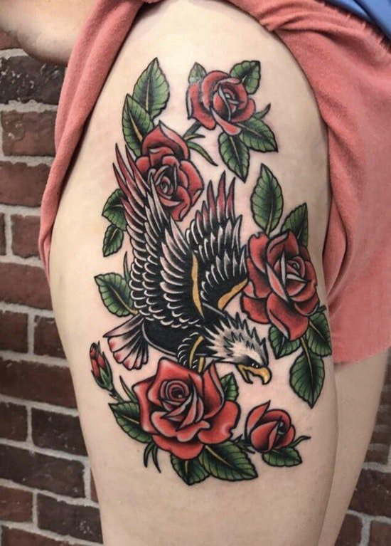 彩绘纹身 女生大腿上玫瑰和老鹰纹身图片