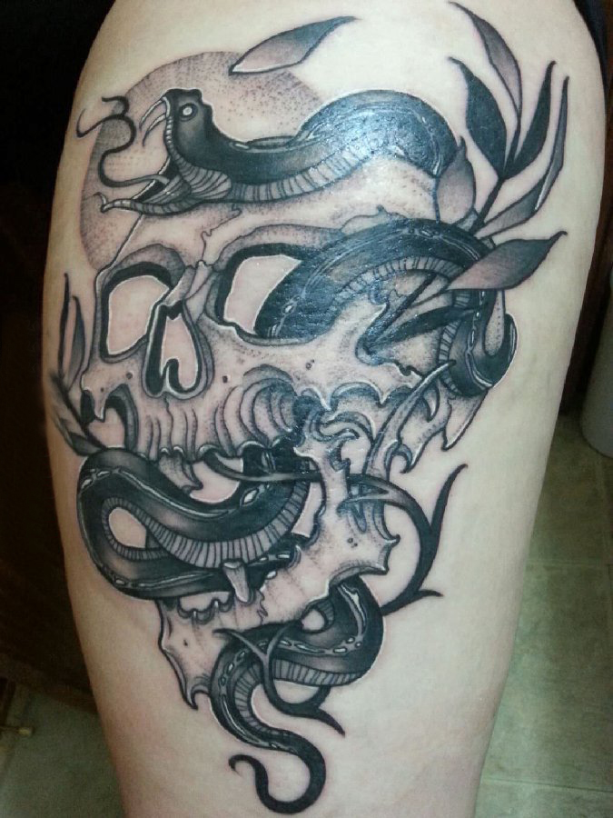 大腿纹身传统 女生大腿上蛇和骷髅纹身图片