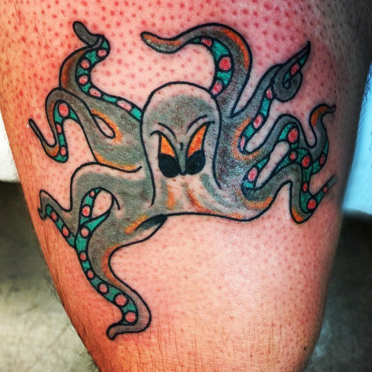 大腿纹身男 男生大腿上彩色的章鱼纹身图片