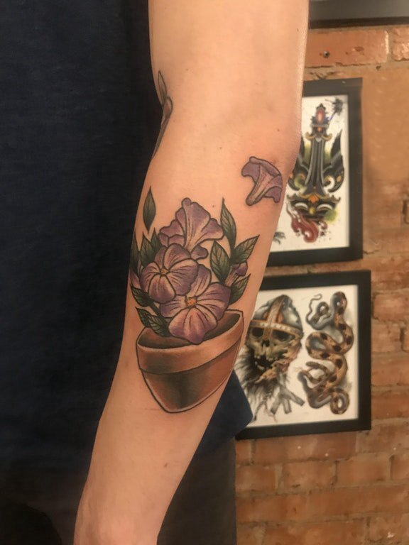 花朵纹身 男生手臂上文艺花朵的纹身图片