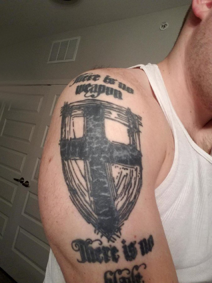 简单十字架纹身 男生手臂上十字架纹身图片