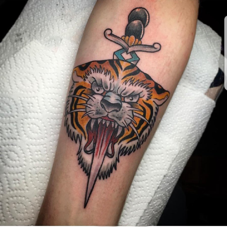 老虎头纹身图案 男生手臂上老虎图腾纹身图片